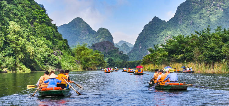 Découvrez les paysages karstiques via une petite balade en bateau à Tam Coc
