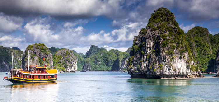 Faites une croisière sur la baie d'Halong