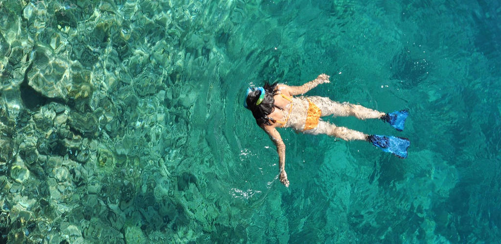 Nager dans les eaux peu profondes à Phuket