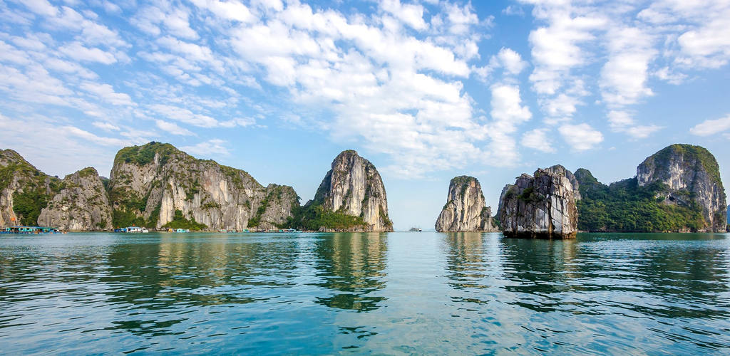 Paysages karstiques uniques dans la mer à la Baie d'Halong