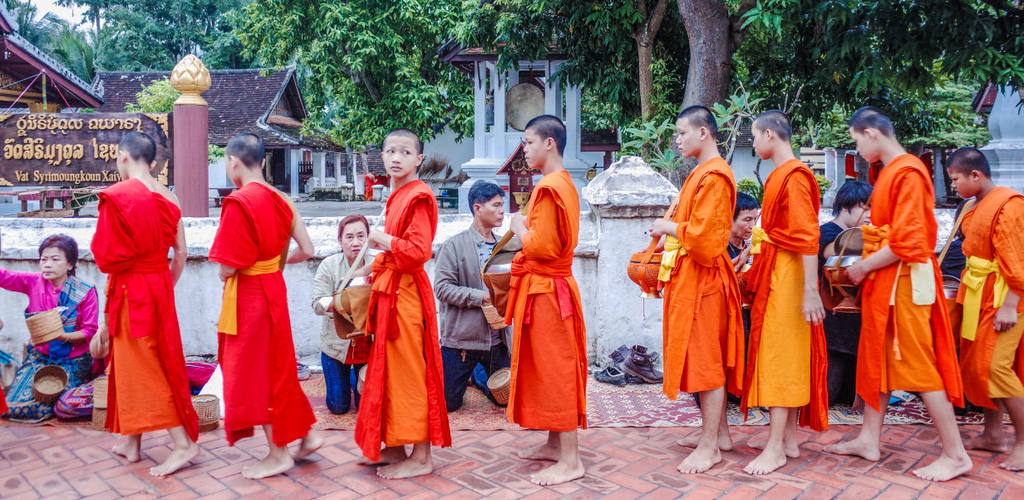 La cérémonie d'aumône du matin à Luang Prabang