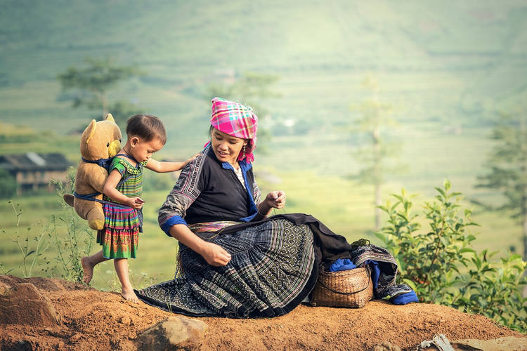 Une femme et un enfant des minorité ethniques à Sapa