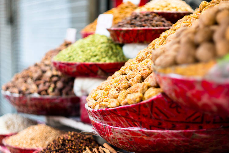 Marché local d'épices en Inde