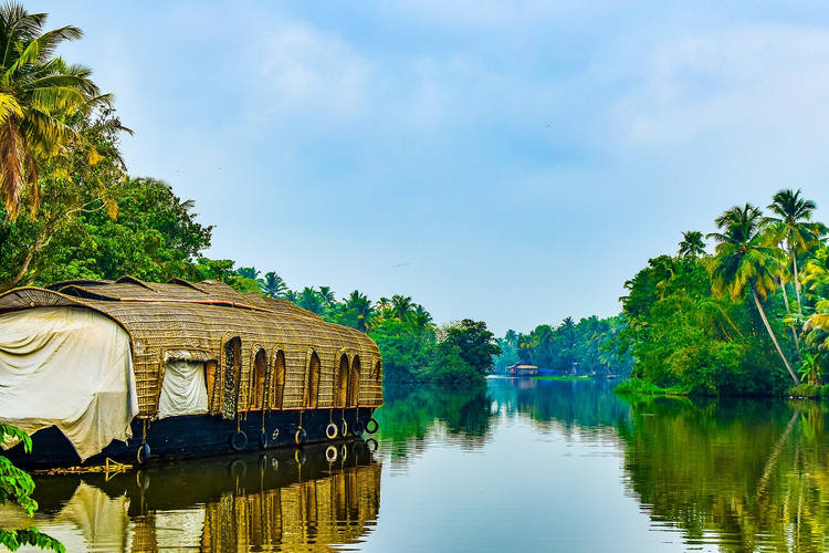 Prendre une croisière sur les backwaters du Kerala