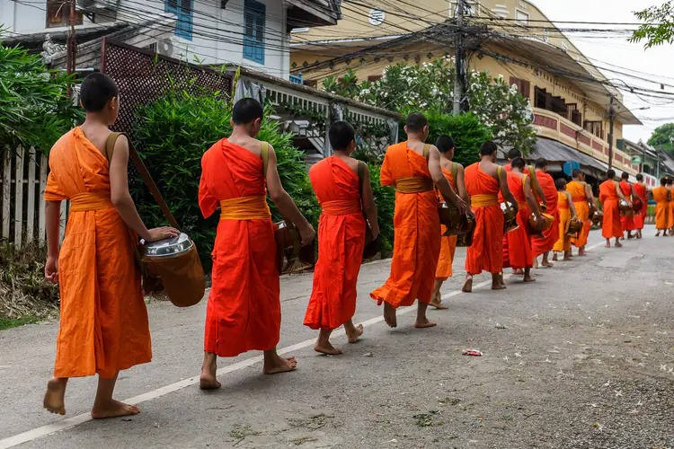 Les moines dans la rue au Laos