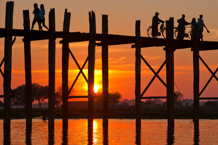 Admirer le coucher de soleil sur la vue avec le Pont U Bein