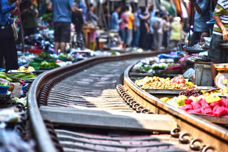 Marché ferroviaire de Maeklong