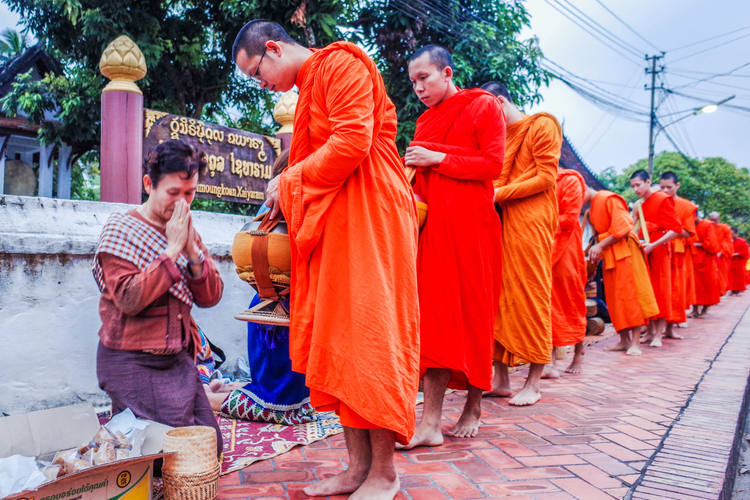 Offertes à Luang Prabang