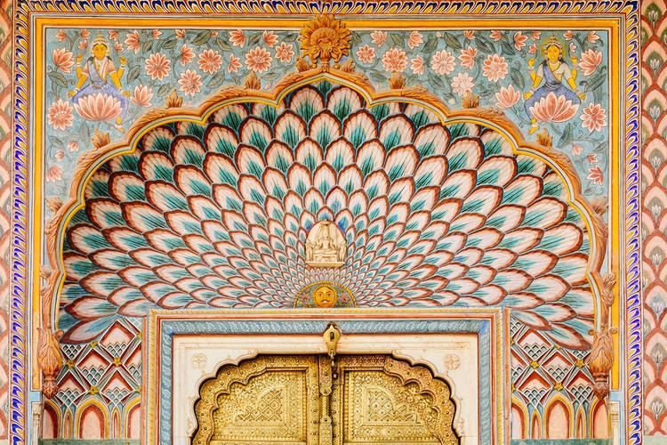 Admirer une belle porte dans le Palais de ville de Jaipur