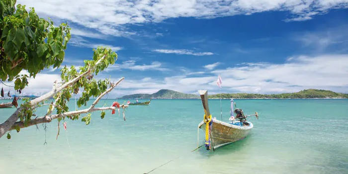 Profiter du temps libre au bord de la plage à Phuket