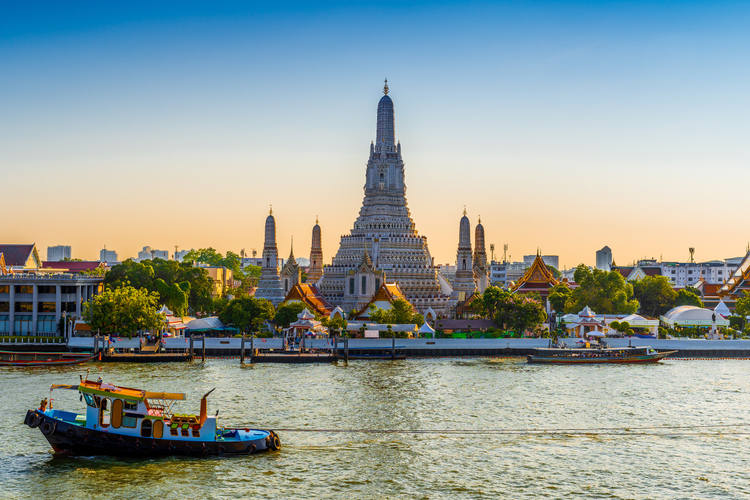 Vue à distance sur le Temple Wat Arun