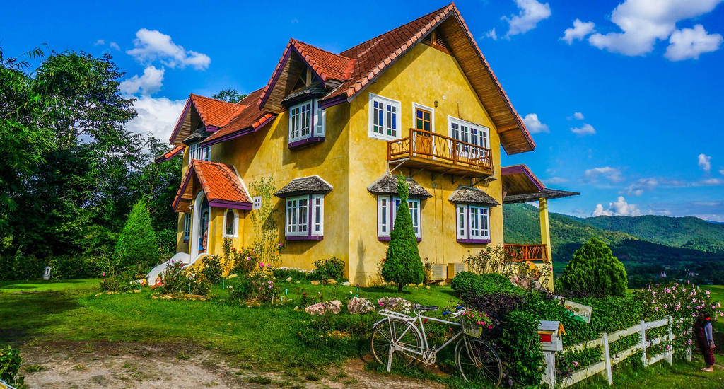 La maison en couleur jaune à Pai