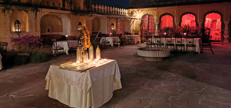 Prendre un dîner romantique au Fort d'Amber