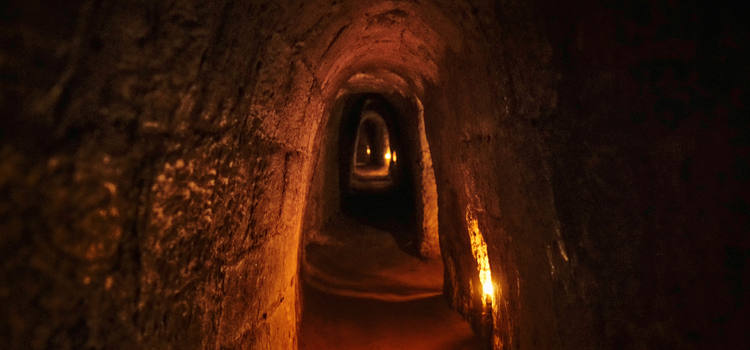 À l'intérieux dans les tunnels de Cu Chi