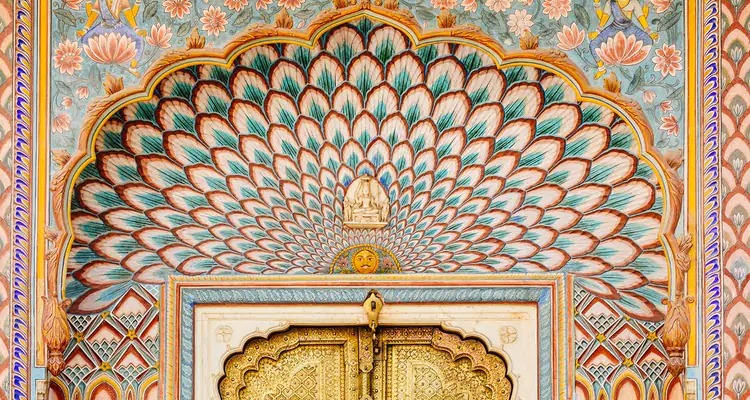 Admirer une belle porte dans le Palais de ville de Jaipur