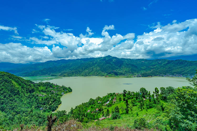 Vue sur le lac Fewa à Pokhara