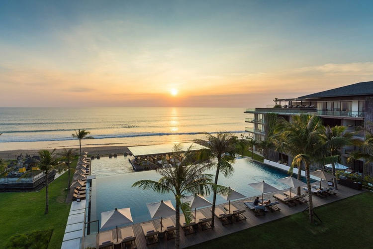 Admirez le coucher de soleil depuis l'hôtel à Seminyak
